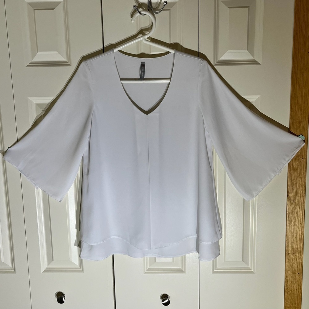 Last Tango White Long Sleeve V Neck Blouse w/ Flowy Quarter Length Sleeves